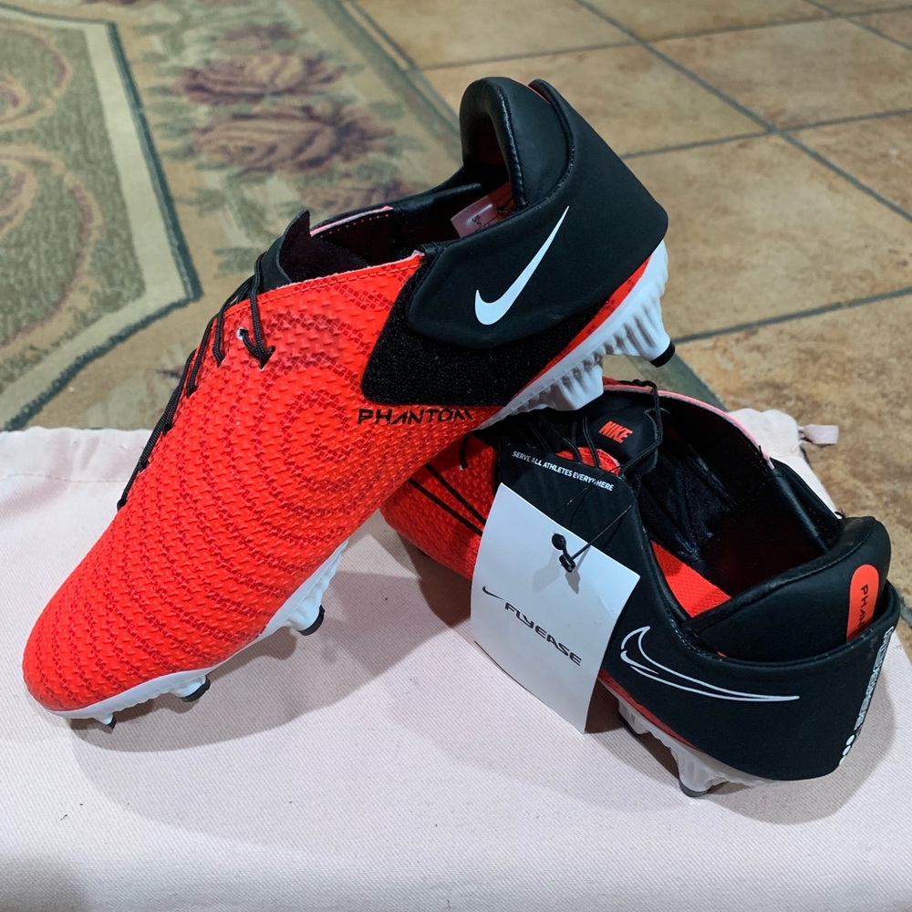 Nike Phantom GT2 Academy FlyEase Soccer Cleats